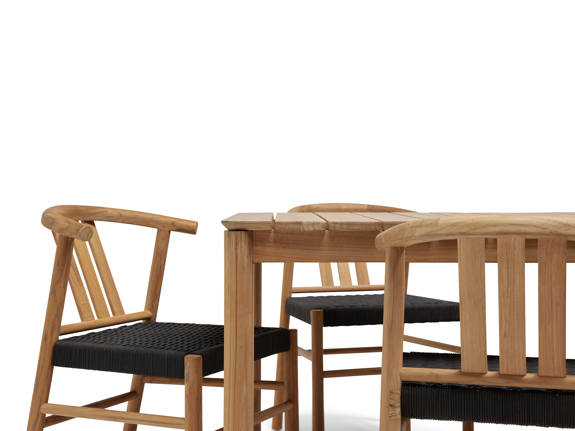 Vue détaillée de la table et des chaises de salle à manger extérieure rectangulaires